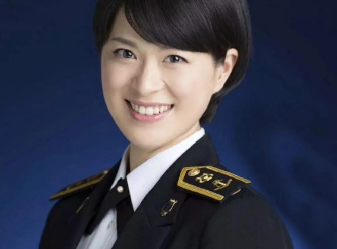 说到用美女鼓舞士气这种事，不能不说岛国，而且历史上有组织地做开展这种活动，他们很可能历史最悠久。史载1863年，日本幕府在“攘夷”作战中被英、美、法军坚船利炮下打得头破血流，士气低落，于是长州藩倒幕派的核心人物高斌晋作从京都带了大批艺伎，在阵前载歌载舞，这是最早能看到的艺伎劳军行动。二战期间，他们更是组织了大批艺伎以及慰安妇前往战场供日军发泄兽欲，在包括中国在内的侵略地犯下了人神共愤的罪行。

他们的这一传统现在仍然有迹可循。比如最近看到一个消息，日本海上自卫队苍龙级潜艇“翔龙”号下水时，就专门安排美女歌手三宅由佳莉来献歌。