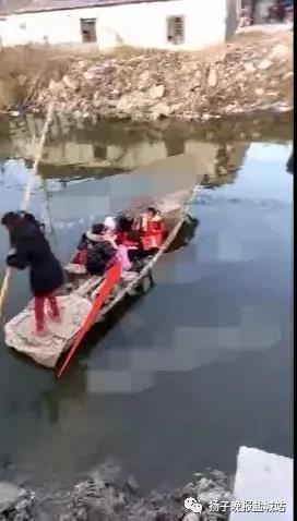 小学生坐危船渡河上学 当地官方:加速修桥并护送 小学生坐危船渡河上学 当地官方:加速修桥并护送
