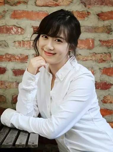 2009年主演韩版《花样男子》中,金丝草一角走红.