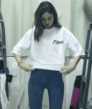 杨幂卷袖口、刘雯的高级版型,基础白T也藏雷?