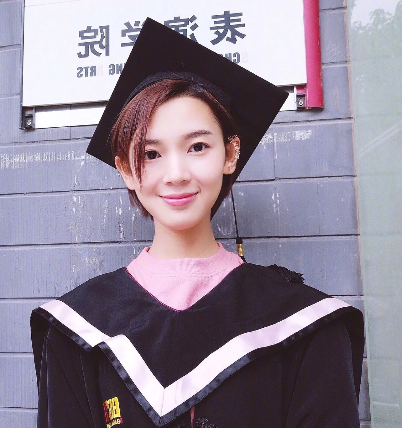 哪个女星毕业照更好看?章泽天迪丽热巴温柔甜美