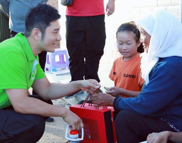 封杀传闻后首现身!黄晓明免费派发月饼