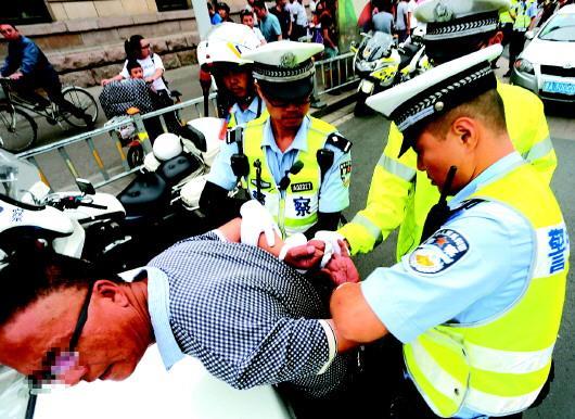 试图逃跑的关某被民警追回戴上了手铐. 交警供图