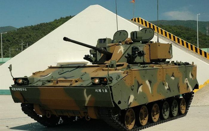 另外，韩国的步兵战车K-21虽然是斗山重工的总承包商（最早是大宇的总承包商，但大宇在经济危机中也垮掉了，而大宇重工也被斗山以18亿美元的价格兼并），但三星的软件也布满K-21全身。三星不但为该车提供电动双人炮塔和先进的火控系统，还为其研制了激光雷达报警装置。图为K-21步兵战车。