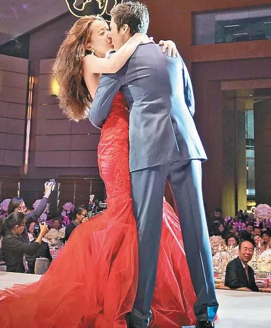 她姐夫是甄子丹老公身家过百亿 婚礼花费8亿元