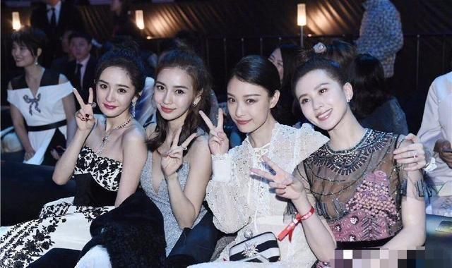 娱乐圈4小花旦齐聚微博之夜,刘诗诗眼神方向成