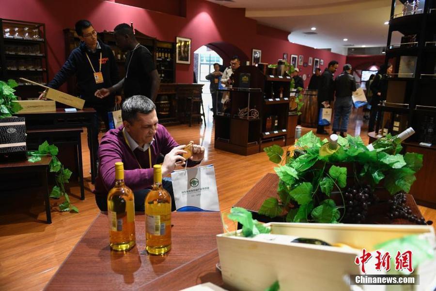 来自《哈萨克斯坦时报》的NEVOLINIGOR拍摄河北新发地“世界特产小镇”的葡萄酒产品。