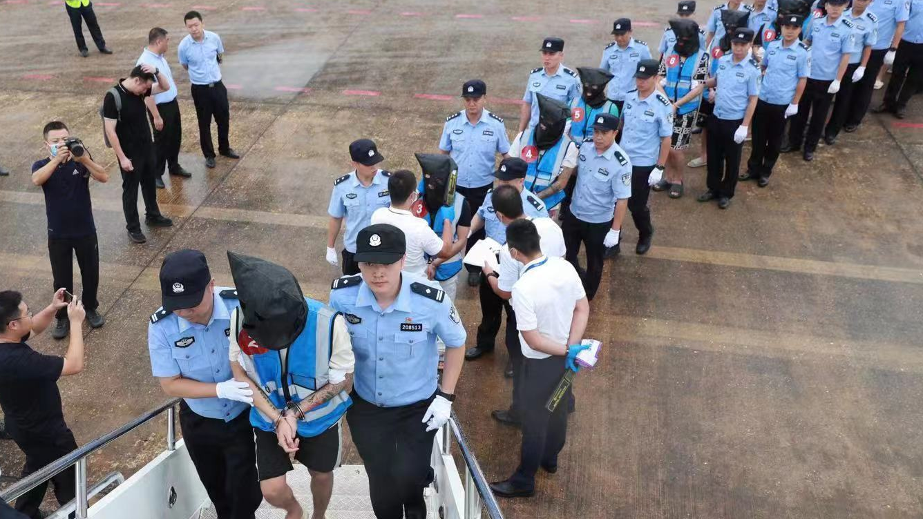 中老警方联合打击！179名电信网络诈骗犯罪嫌疑人从老挝被押解回国_北京时间