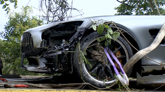 男子试驾两百多万超跑冲进山沟 这下赔惨了 男子试驾两百多万超跑冲进山沟 这下赔惨了