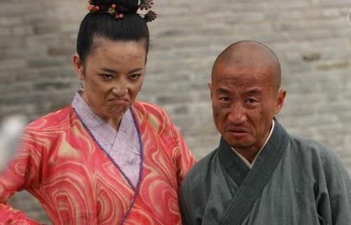 比如大部分熟悉一点的《射雕英雄传》(李亚鹏版)中饰演裘千仞,胡军版