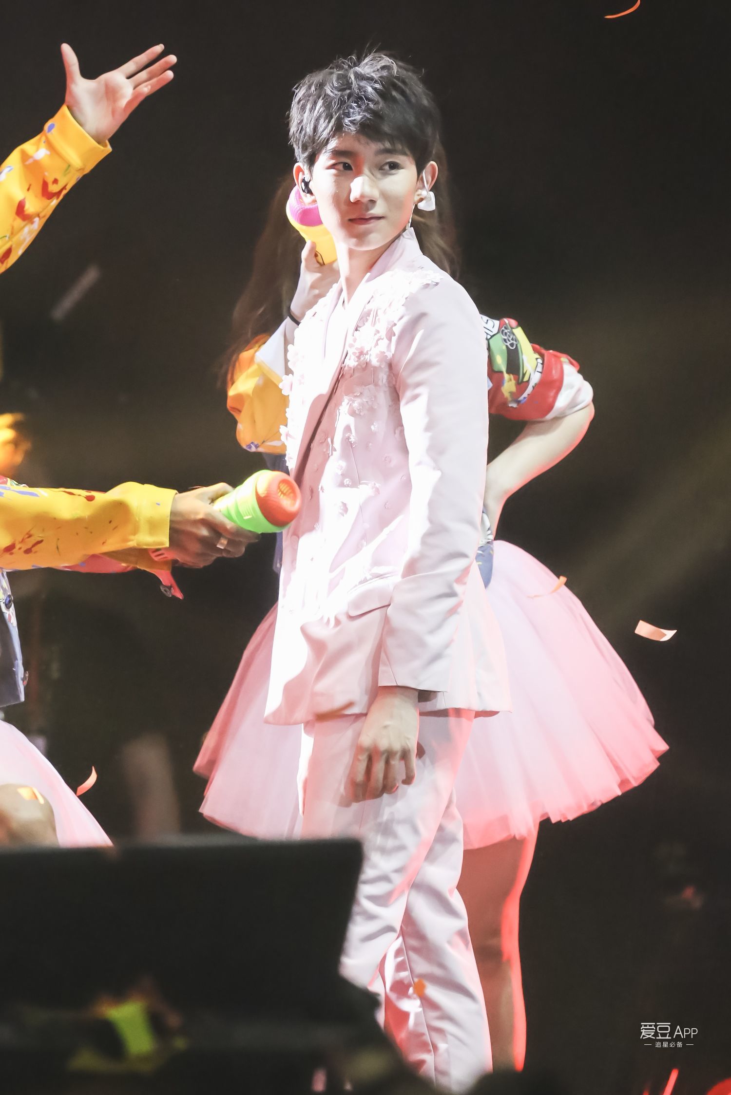 [tfboys][分享]170819 罗伊小姐姐再次上线 源儿穿蓬蓬裙化身小公举?