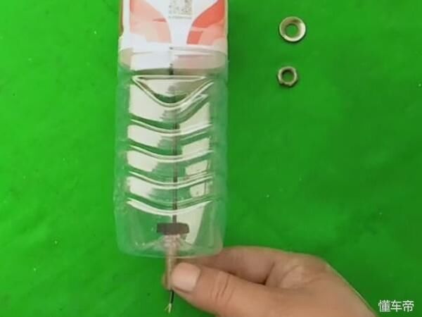 修车师傅自制抽油神器,2元钱搞定,再也不用嘴