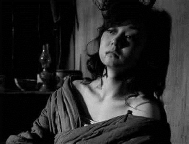 日军军官尸骨未寒,妻子和女儿充当慰安妇,还荣获一称号