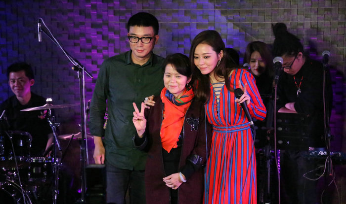 张靓颖庆生妈妈和冯轲都出席:最爱的是妈妈 张靓颖庆生妈妈和冯轲都出席:最爱的是妈妈