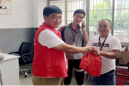 莲都区劳模服务队慰问高温作业一线职工