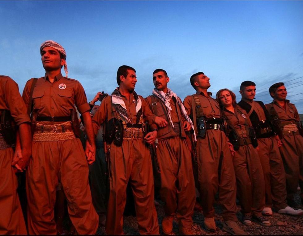 她们是库尔德人,为了保卫自己的家乡故土免遭伊斯兰国入侵,她们毅然