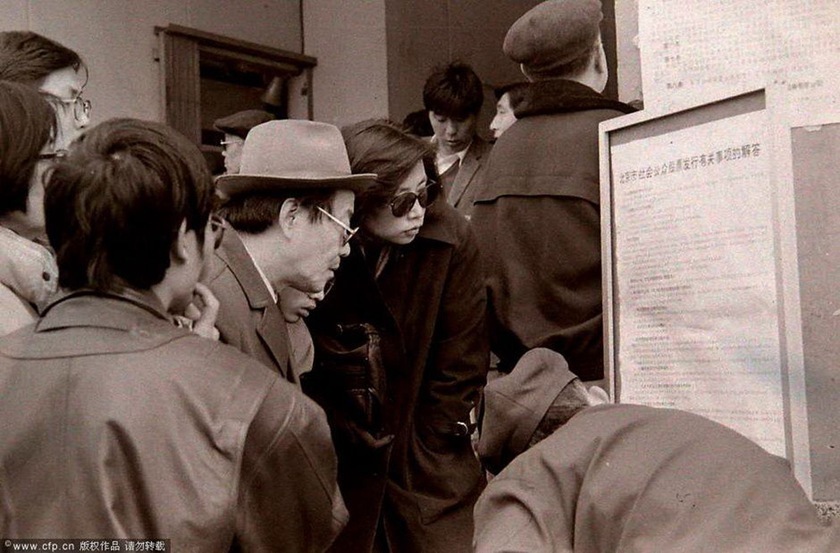 1994年3月27日北京首次发行股票，买股票存单者多为工薪阶层，他们大多抱尝试和好奇的轻松心情，对一些人来说，股票完全是陌生的，这是看发行说明的人们。