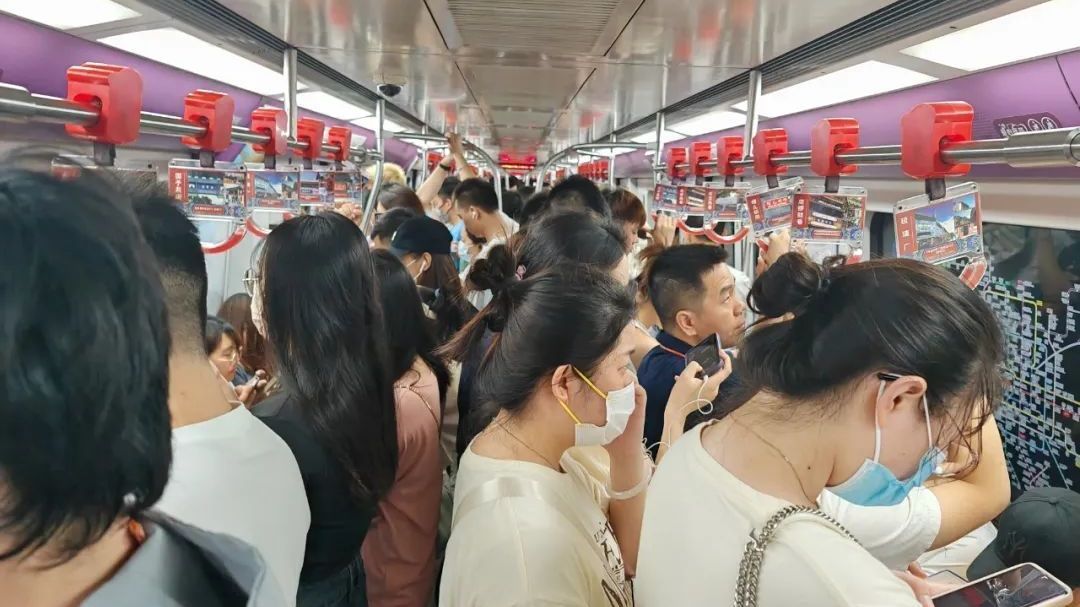 记者体验15号线,看挤成啥样了 记者体验15号线,看挤成啥样了