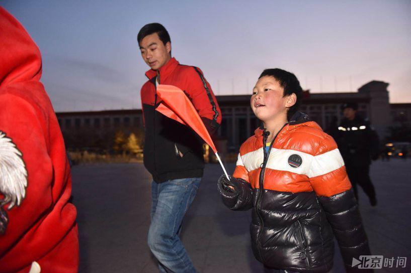 1月19日14时许，王福满一家乘坐飞机抵京，这是一家人第一次来到北京。在去酒店的路上，王福满趴在车窗看外面的风景，他告诉时间新闻记者，北京的路很宽，直直的，和家里的不一样。他表示，“北京的风景很好，会让人羡慕”。