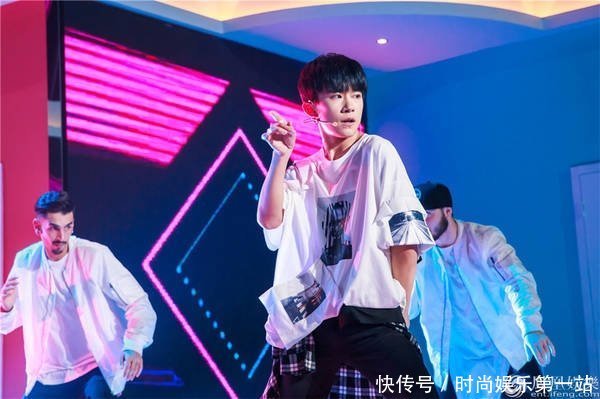 易烊千玺3位女星同台,关晓彤好萌身高差,唯独