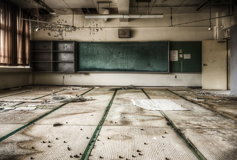 空旷的教室里弥漫着腐朽发霉的气息。