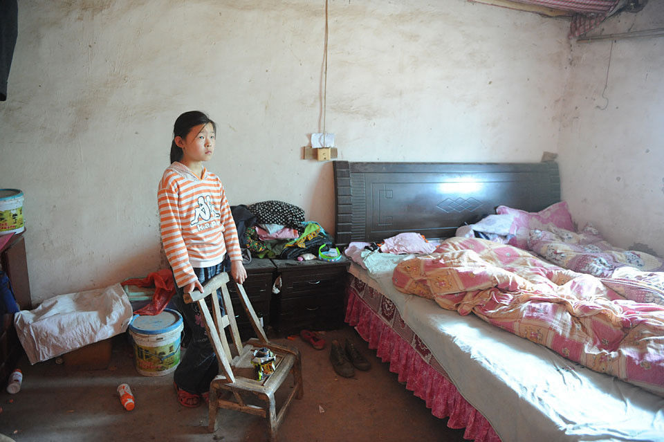 实拍:11岁女孩与奶奶在农村生活,弟弟却被爸妈接到城里