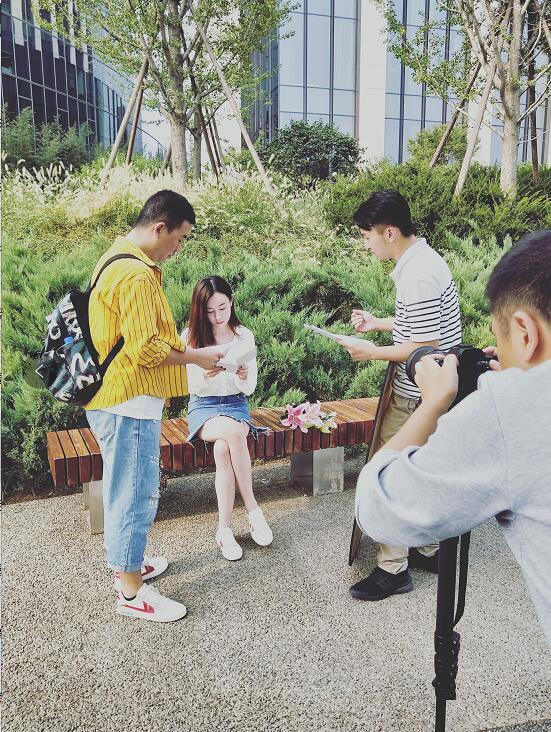 网友三里屯偶遇张檬!素颜也很美,感觉颜值回春