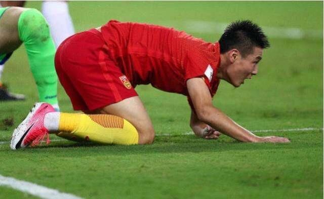 日本球迷嘲讽国足第一球星踢英超滥竽充数