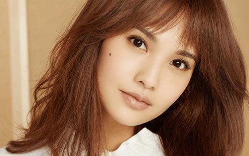 有痣女星，刘亦菲显朴素，迪丽热巴显妩媚，而她胸有一痣迷人心