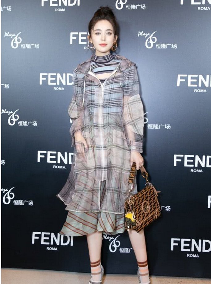 高跟鞋千万别穿细跟!连古力娜扎都把鞋跟穿弯