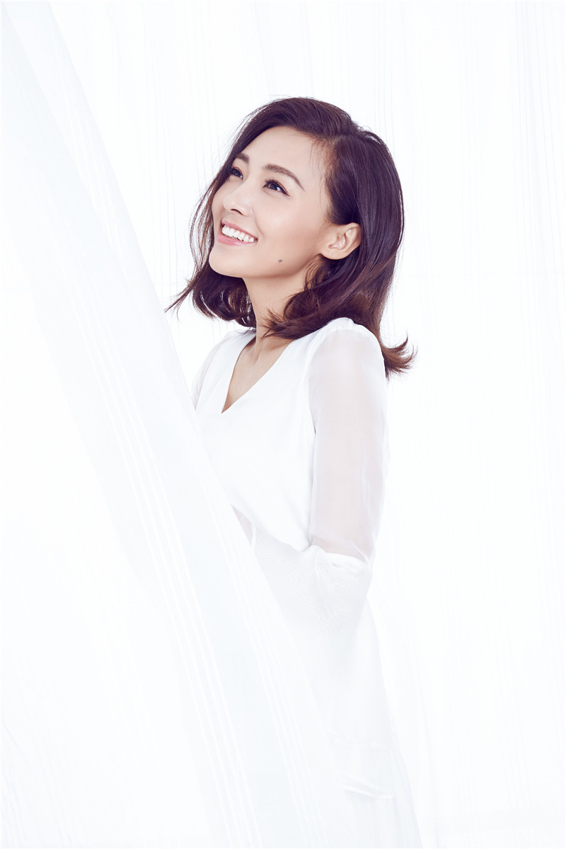 郑罗茜轻纱扶面撩人 无暇美肌抢镜 郑罗茜轻纱扶面撩人 无暇美肌抢镜