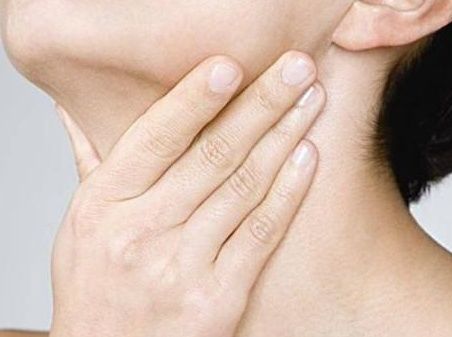 4个简单动作,帮你缓解颈部结节