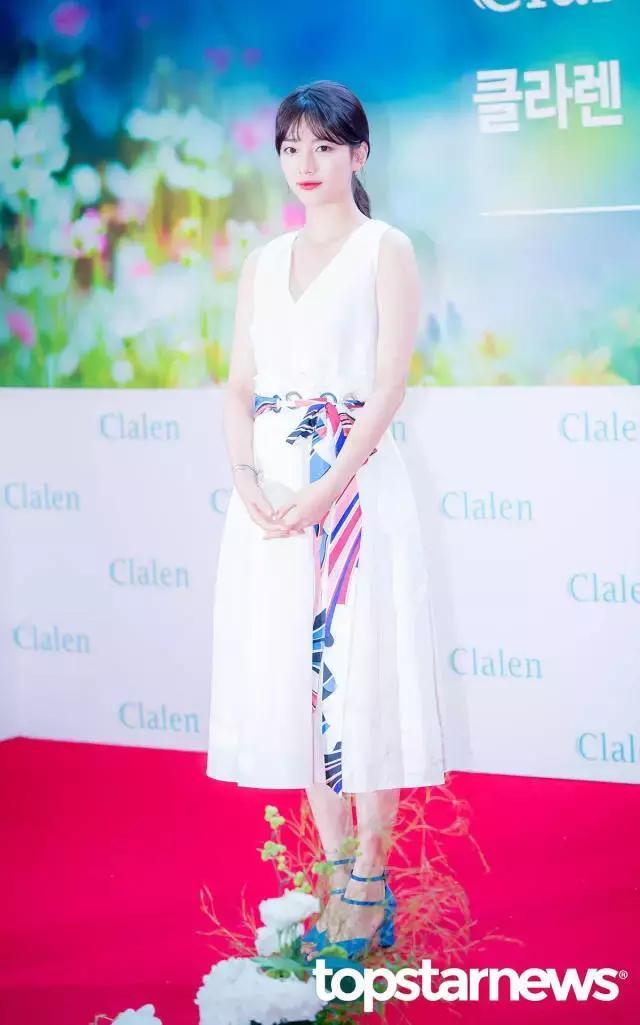 女明星夏天都爱穿的小白裙,这样搭才洋气显瘦