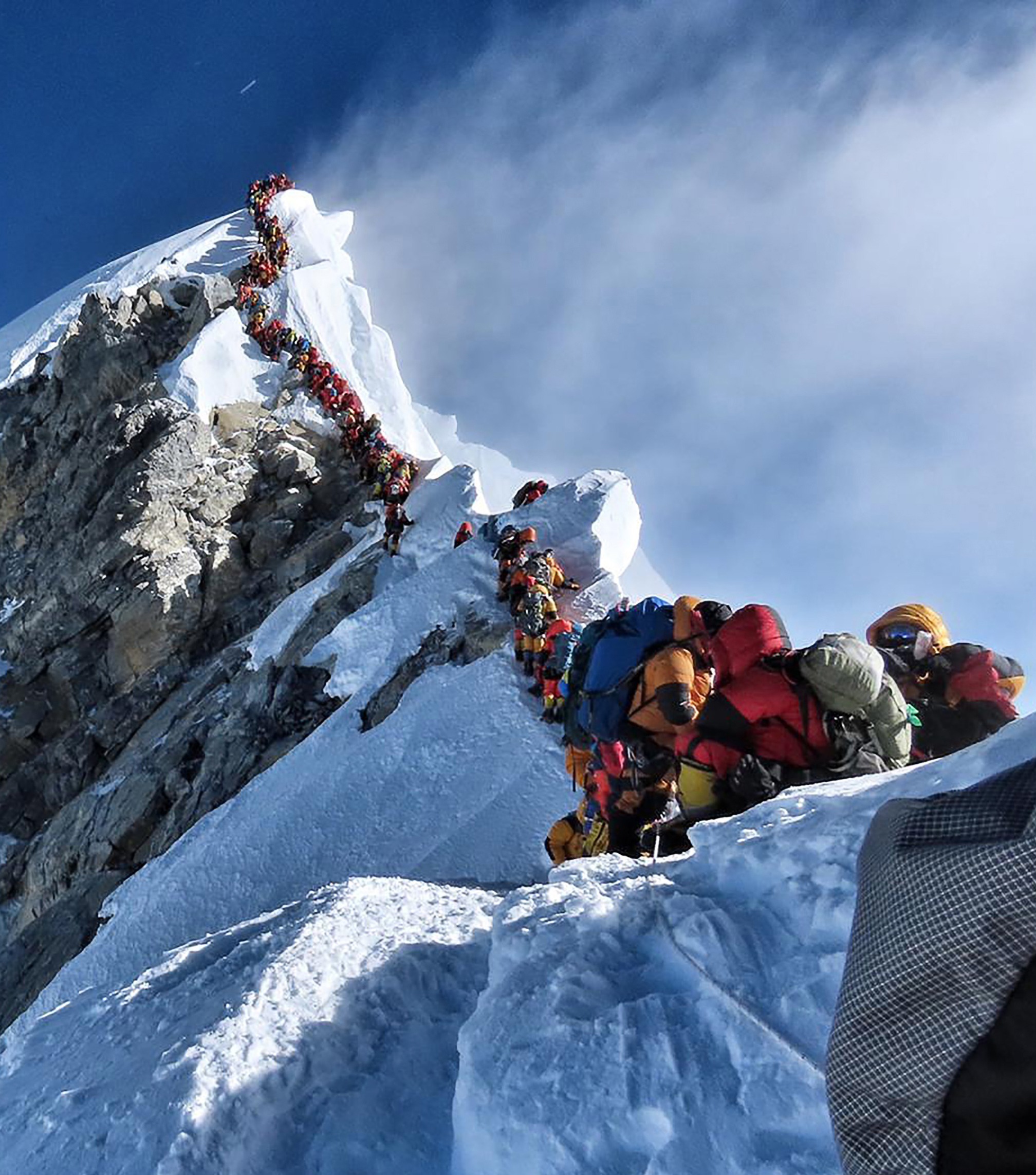 尼泊尔先锋探险公司表示，一名来自美国的55岁登山者唐纳德·卡什在峰顶拍照时因高原反应突然晕倒，并在被送下山的途中不幸死亡。尼泊尔《加德满都邮报》报道称，来自印度的库尔卡尼(Anjali Kulkarni)与达斯(Kalpana Das)22日当天分别发生意外，不幸丧命。该报纸表示，海拔8000米以上的山区通常有“死亡地带”之称，所以3名登山者的不幸丧生很可能与人们在这里排长队有关。图为堵在珠峰上的登山者。