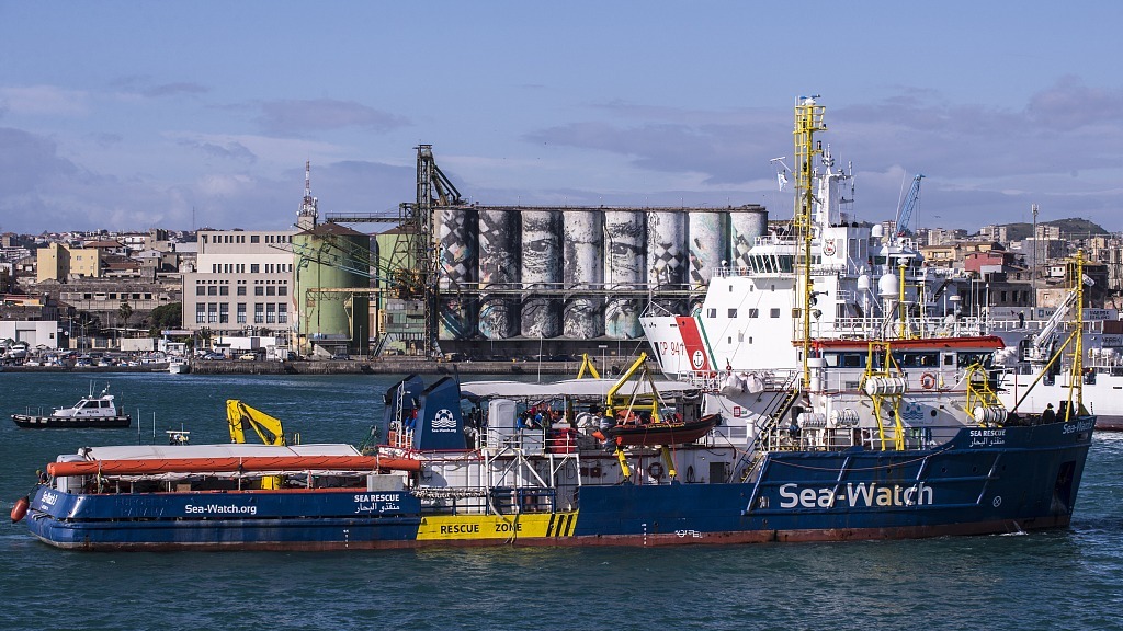 海上漂泊两周 47名难民在意大利终“上岸” 海上漂泊两周 47名难民在意大利终“上岸”