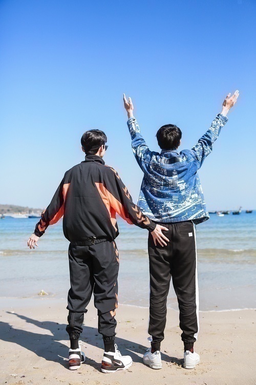 白敬亭魏大勋谭松韵齐上综艺晒合照 网友:已脑