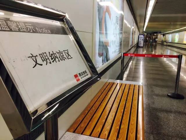 玉祥门地下通道事故4车受损