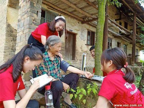 邵阳学院护理学院爱心志愿团赴长阳铺镇实地走