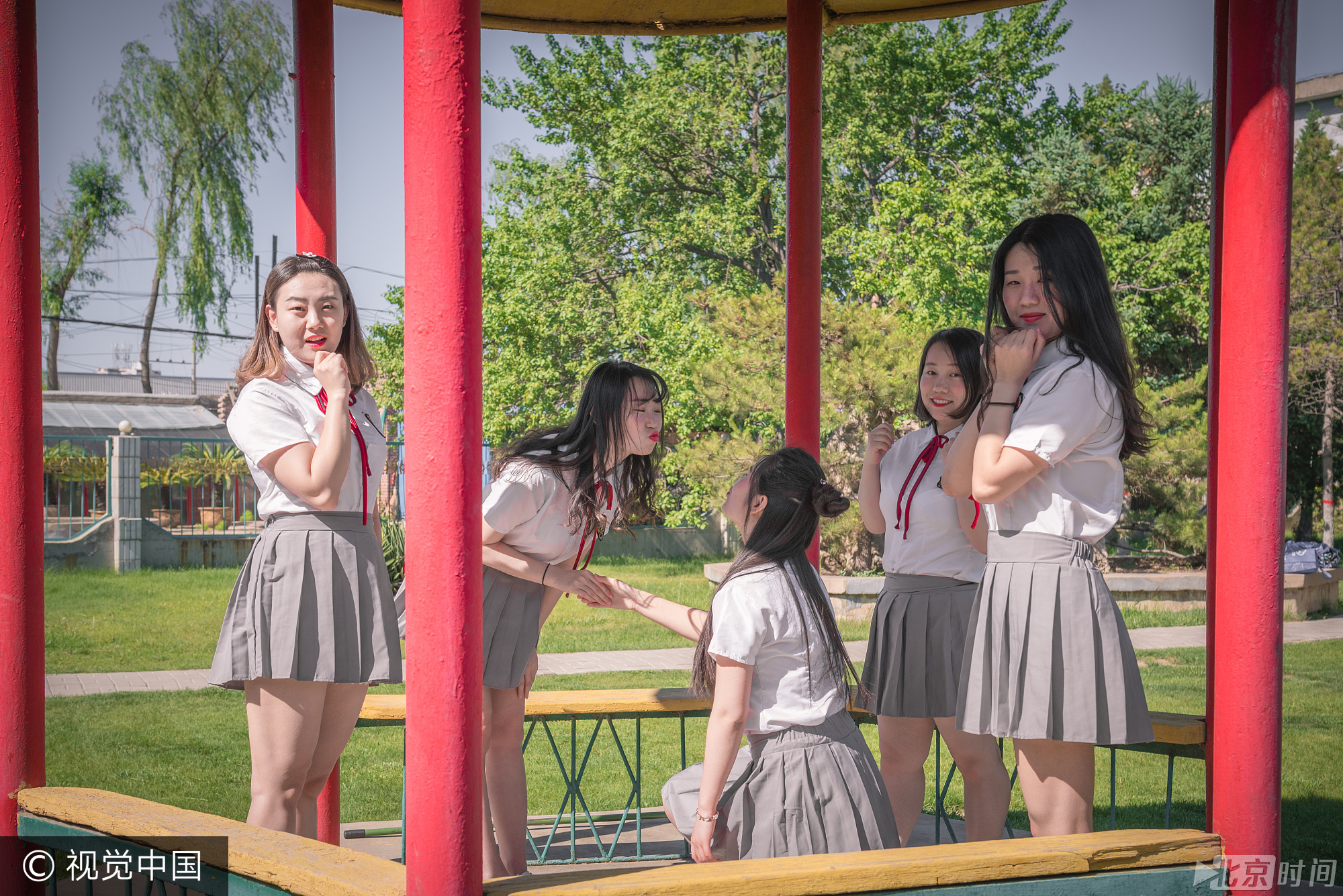 2017年5月23日，太原市，一高校同宿舍5位青春靓丽的毕业生姐妹花身穿清纯校服，在校园里各个值得留恋的角落里拍摄创意毕业照，以此纪念大学四年友谊和逝去的青春。