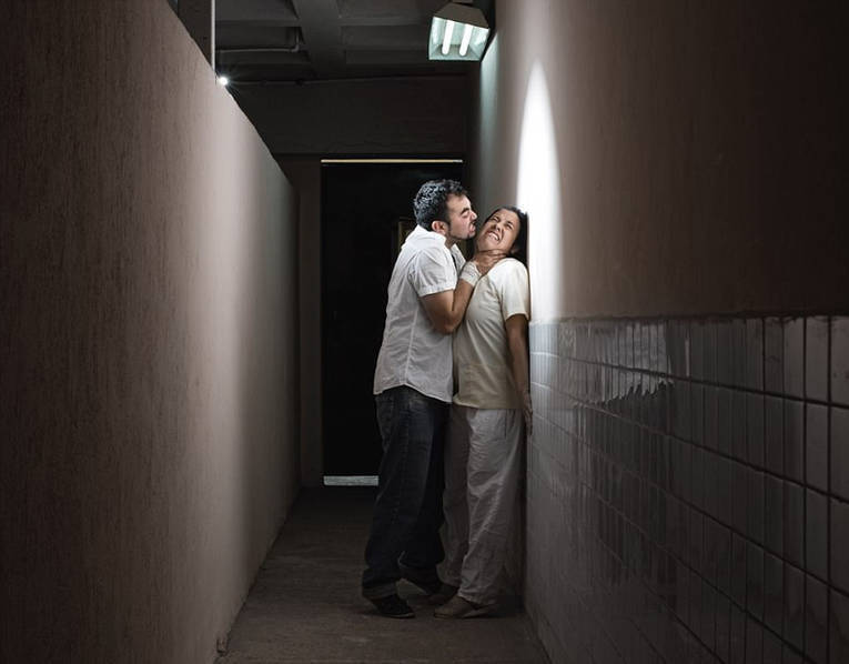 当保拉成功进入诊所后,工作人员对女同性恋患者身体和精神的双重折磨令她望而生畏。于是,她一一体验患者遭受的各种“治疗”,让朋友将这些场景拍摄了下来。照片中,她或躺在地上饱受踢打;或被男人拥抱,面露恐惧;或被绳子捆绑住双手,一脸颓废和绝望;或被迫进食,双目无神。在这里,工作人员以“治疗”的名义对“患者”暴力相向,甚至强奸她们以纠正她们的性取向。