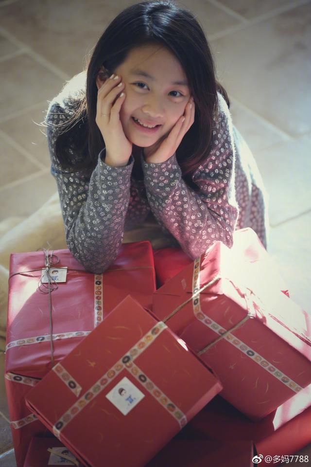 任达华13岁女儿,黄磊12岁女儿,只差一岁近照像