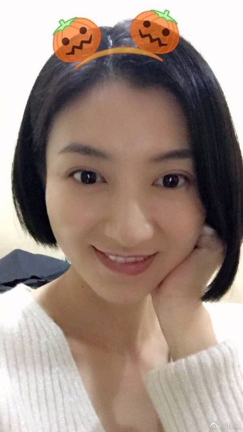 斓曦近照,生过宝宝后的斓曦身材恢复的很好,少女感十足.