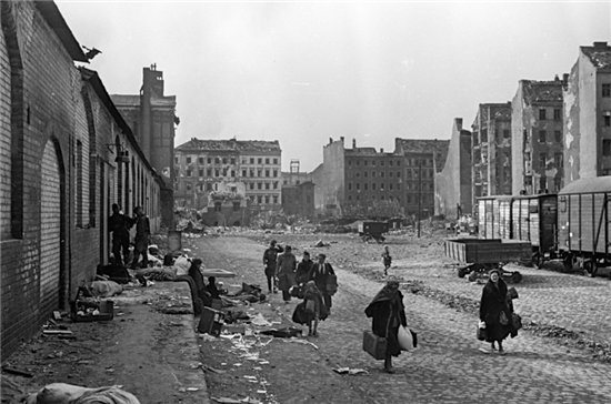 看完德国投降时民众的反应,再看日本投降时民