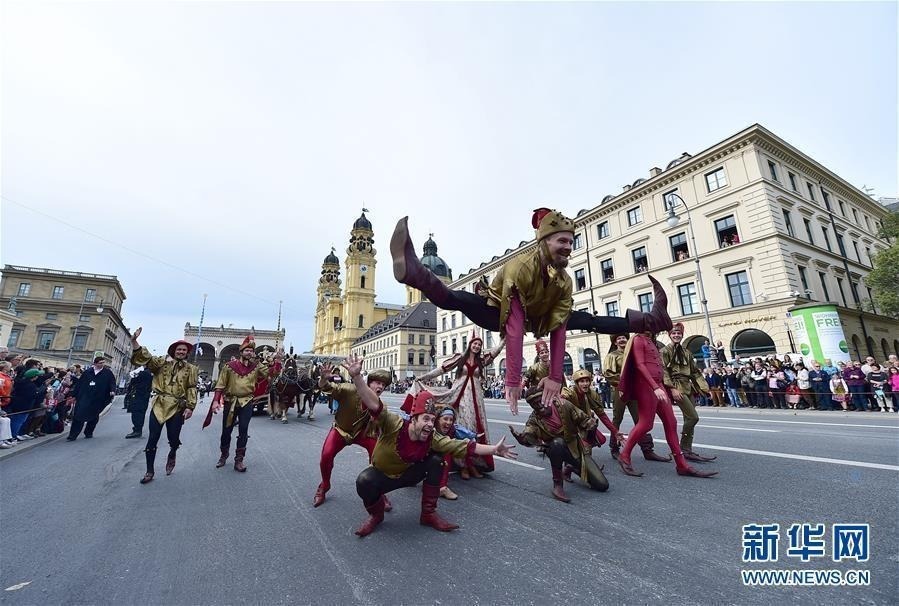 9月22日，在德国慕尼黑，人们参加盛装游行。