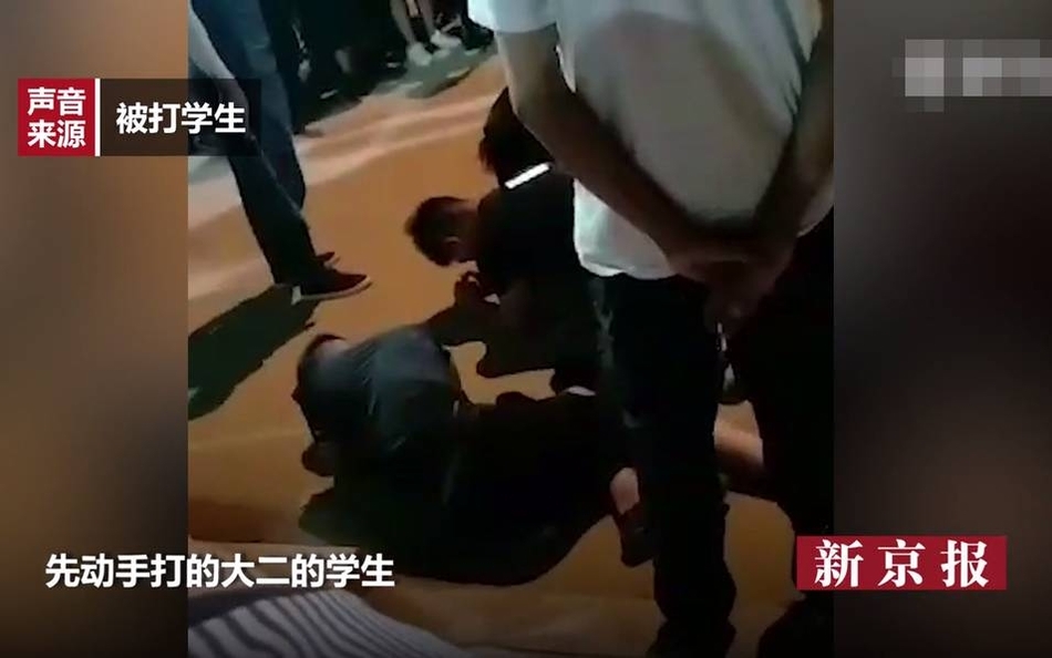 保安殴打学生。