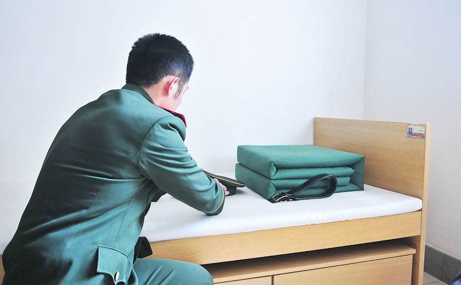 镜头下:雷锋式战士孙茂珲墓地,23岁去世,一个女