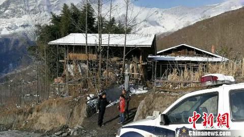 警察为牛取血做亲子鉴定画面