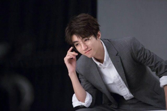 王俊凯代言眼镜成禁欲美男,戴上眼镜秒变雅痞