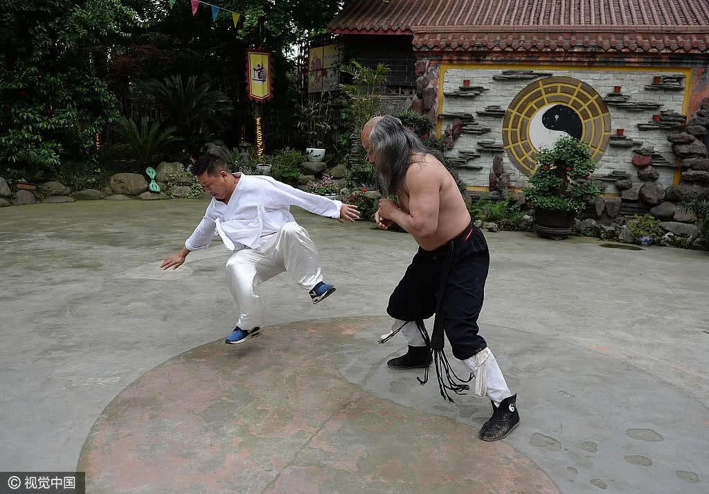 如果当初泰森接受何道君的挑战,你觉得他们谁