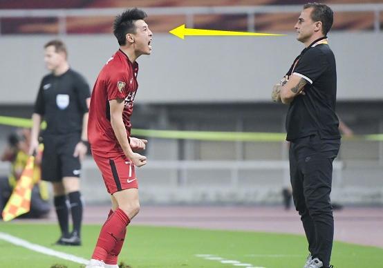 挑衅!武磊进球后,他的滑跪庆祝引巨大争议,卡纳